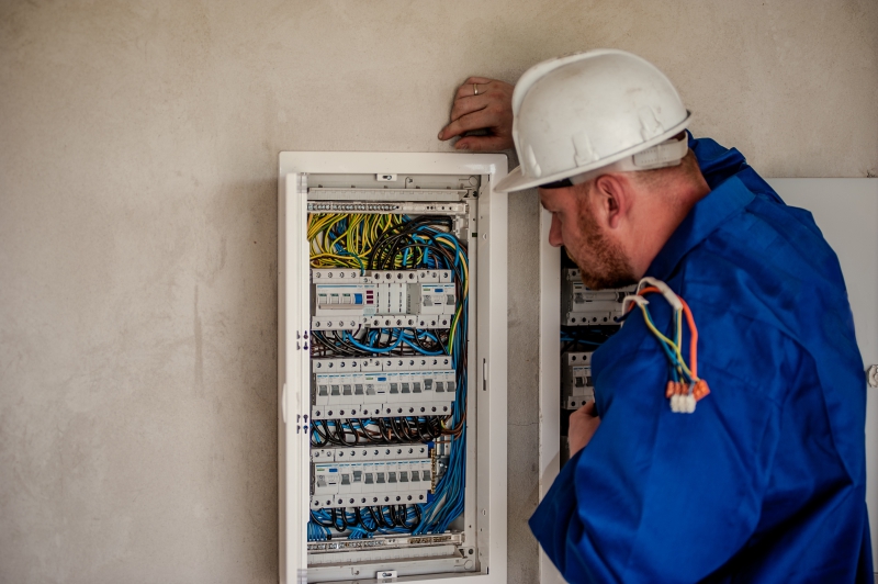 electricite-LE LAVANDOU-min_electrician-2755683